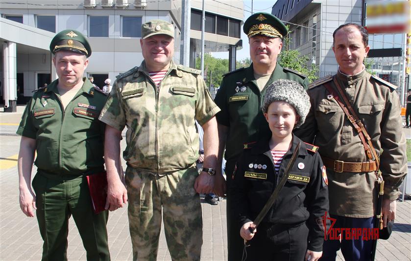 Начальник тюменского областного управления Росгвардии и кадеты ведомства приняли участие в патриотической акции 