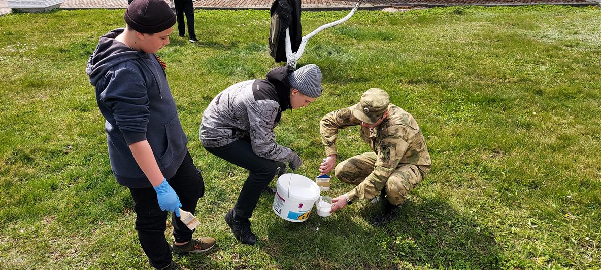 Военнослужащие Управления Росгвардии по Калининградской области  помогли подшефному классу привести в порядок памятник