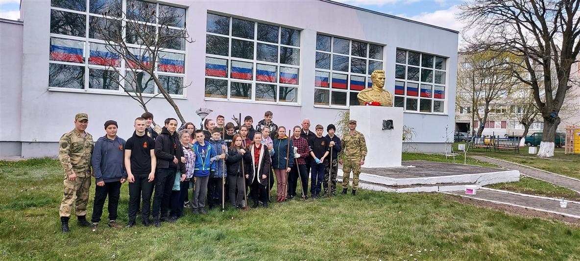 Военнослужащие Управления Росгвардии по Калининградской области  помогли подшефному классу привести в порядок памятник