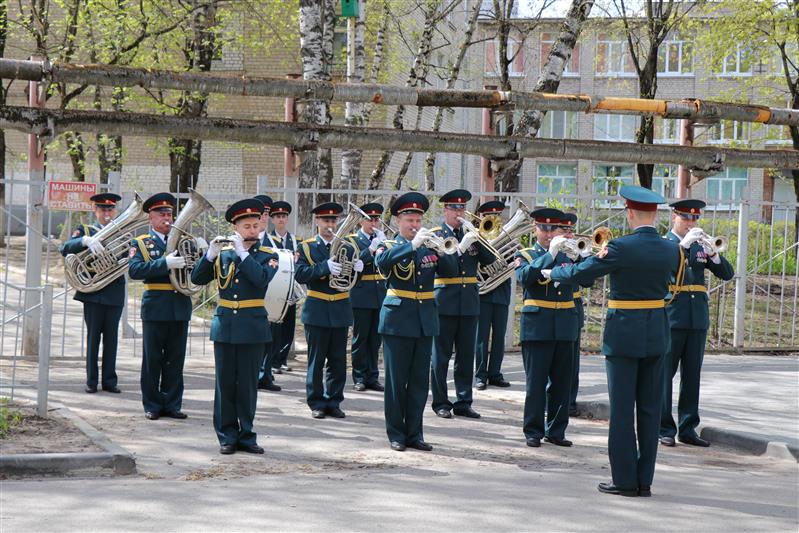 Акция «Парад у дома ветерана» проведена Росгвардией в Калуге