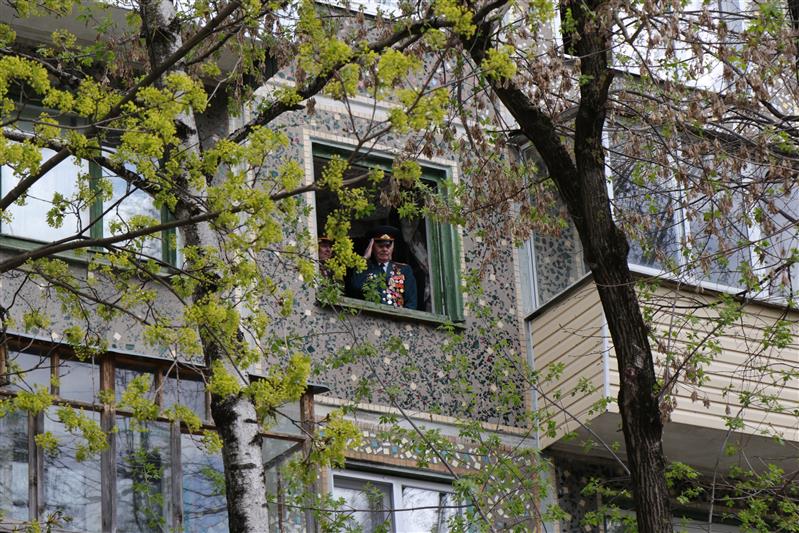 Акция «Парад у дома ветерана» проведена Росгвардией в Калуге