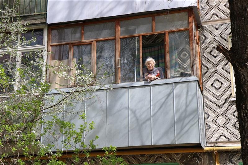 Акция «Парад у дома ветерана» проведена Росгвардией в Калуге