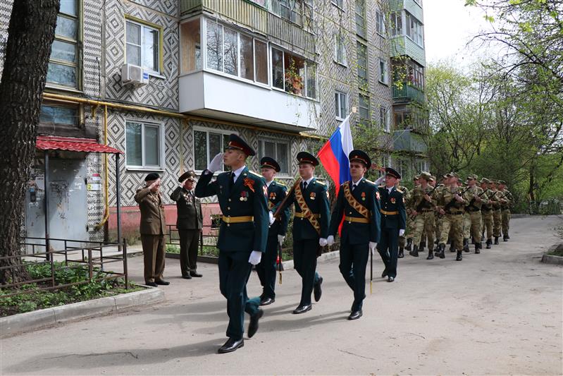 Акция «Парад у дома ветерана» проведена Росгвардией в Калуге