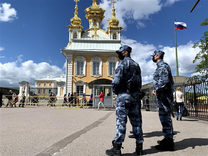 Сотрудники и военнослужащие Росгвардии обеспечили правопорядок при проведении церемонии открытия фонтанов в Петергофе