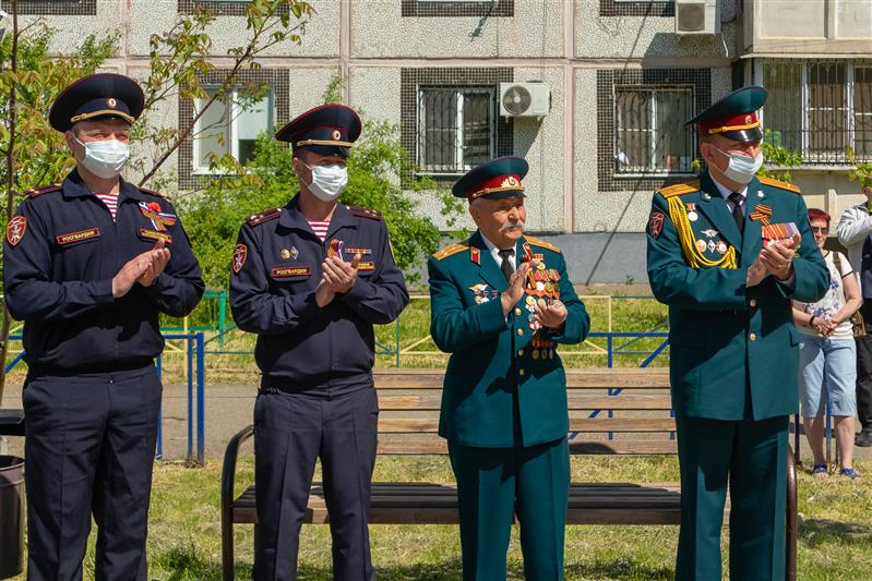 В Краснодаре росгвардейцы поздравили 93-летнего ветерана Великой Отечественной войны с приближающимся Днем Победы (видео)