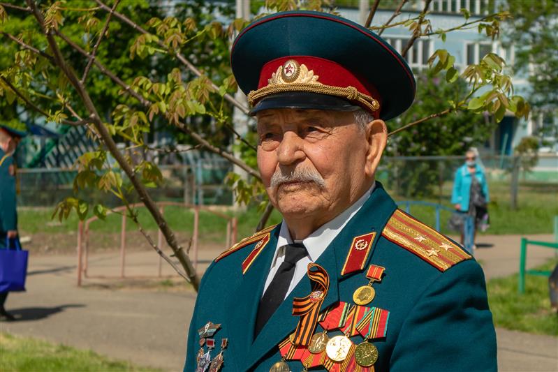 В Краснодаре росгвардейцы поздравили 93-летнего ветерана Великой Отечественной войны с приближающимся Днем Победы (видео)