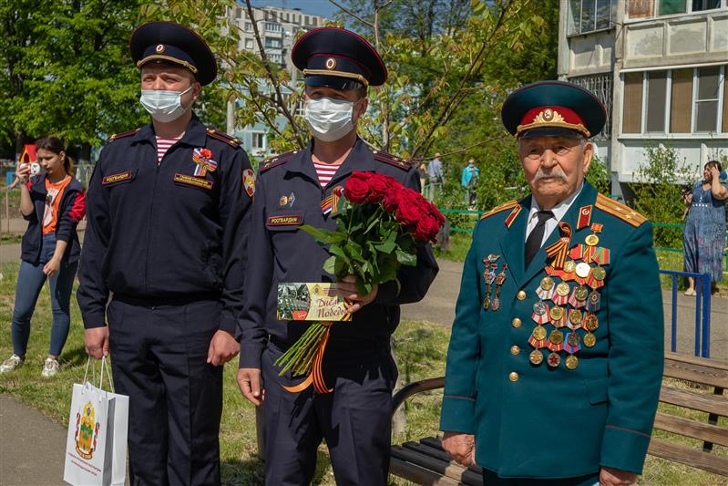 В Краснодаре росгвардейцы поздравили 93-летнего ветерана Великой Отечественной войны с приближающимся Днем Победы (видео)