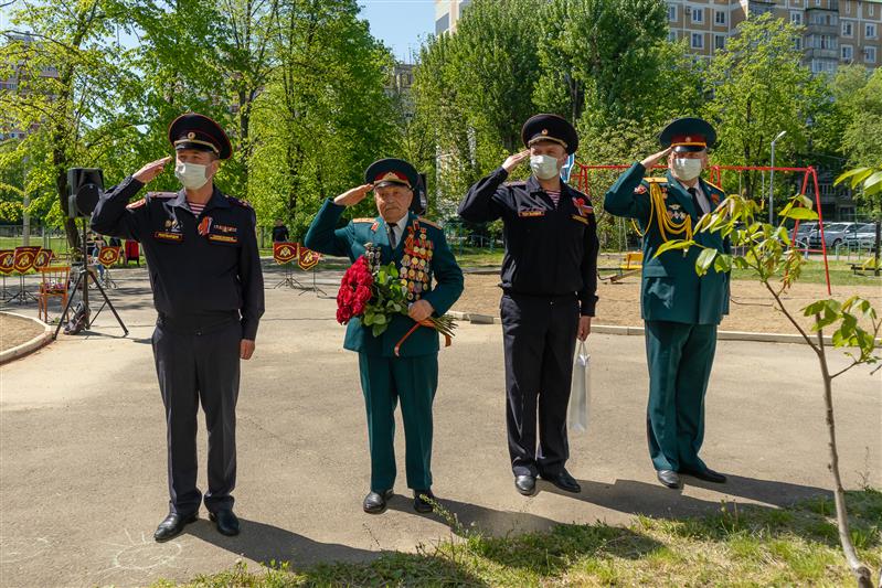 В Краснодаре росгвардейцы поздравили 93-летнего ветерана Великой Отечественной войны с приближающимся Днем Победы (видео)