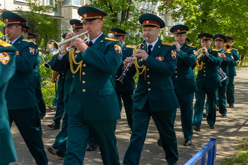 В Краснодаре росгвардейцы поздравили 93-летнего ветерана Великой Отечественной войны с приближающимся Днем Победы (видео)