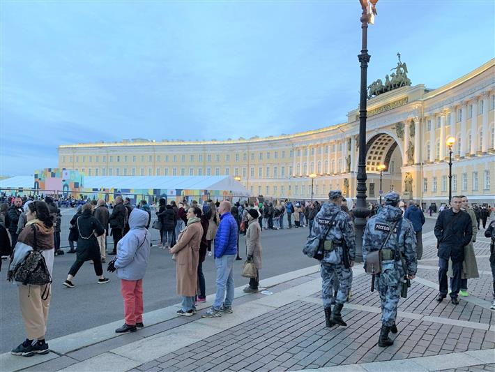 В Санкт-Петербурге сотрудники и военнослужащие Росгвардии обеспечили правопорядок на мероприятиях, посвященных Дню города