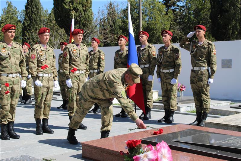 Военнослужащие Севастопольского полка Росгвардии почтили память Комбата Победы