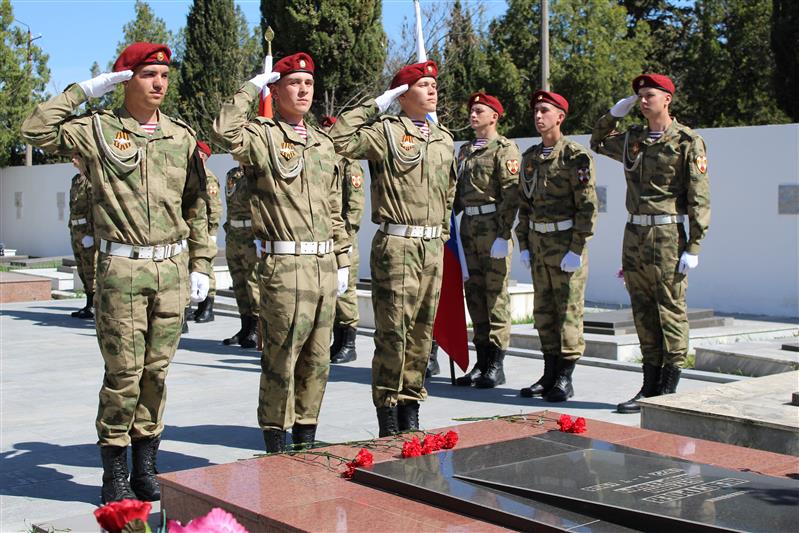 Военнослужащие Севастопольского полка Росгвардии почтили память Комбата Победы