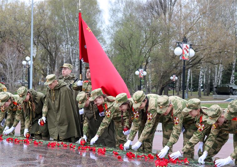 В Йошкар-Оле кадеты Росгвардии заступили на почетный караул у воинских святынь, расположенных на территории города