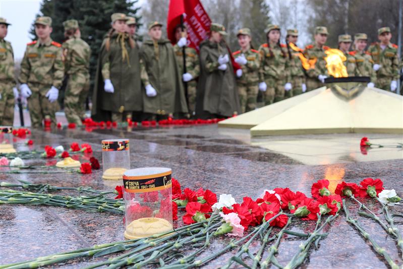 В Йошкар-Оле кадеты Росгвардии заступили на почетный караул у воинских святынь, расположенных на территории города