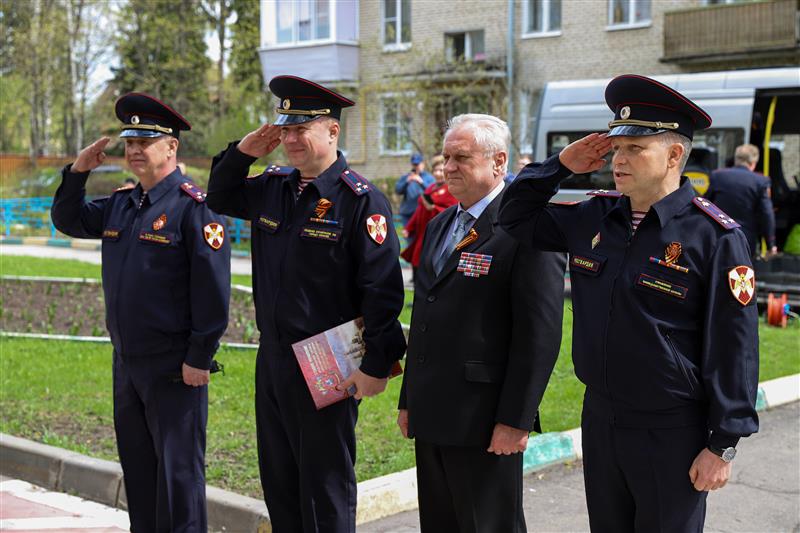 В Москве росгвардейцы провели акцию «Парад у дома ветерана»