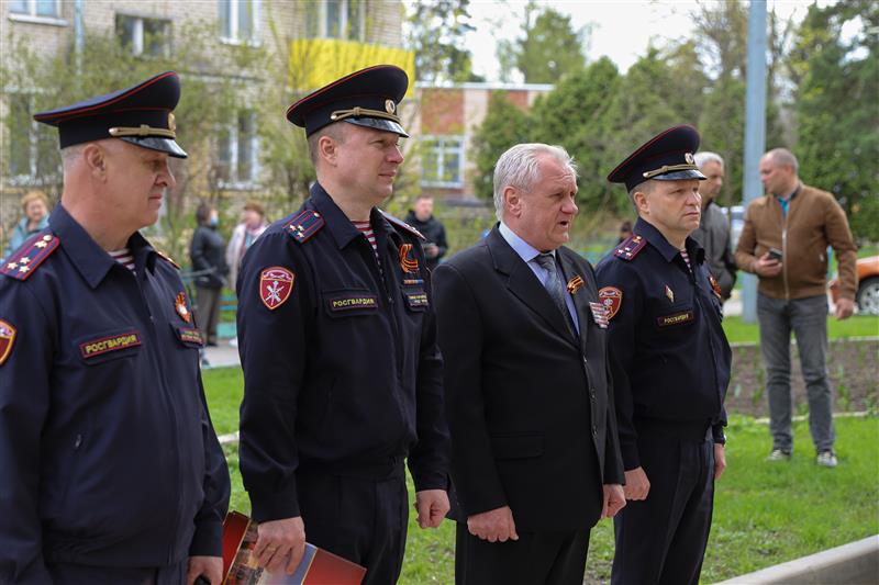 В Москве росгвардейцы провели акцию «Парад у дома ветерана»