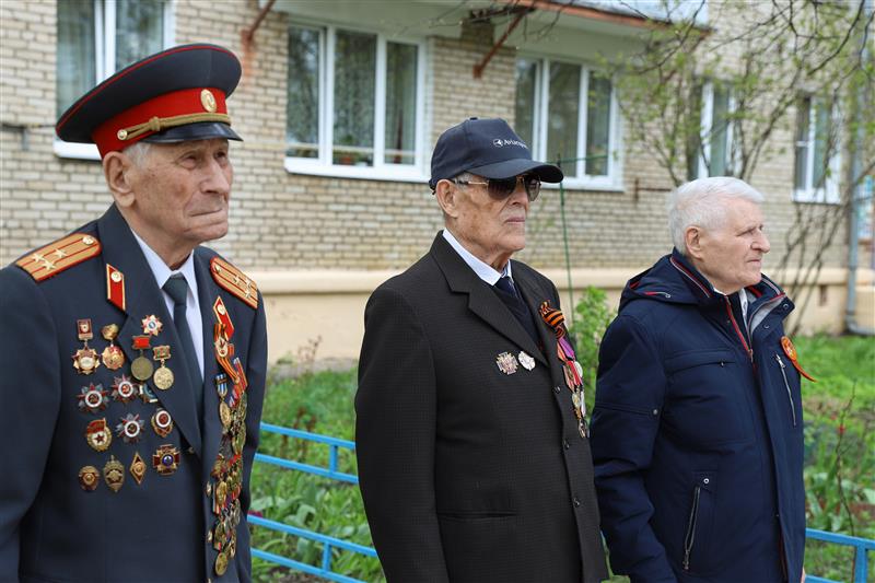 В Москве росгвардейцы провели акцию «Парад у дома ветерана»
