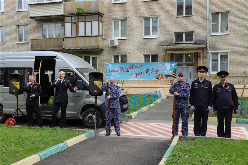 В Москве росгвардейцы провели акцию «Парад у дома ветерана»