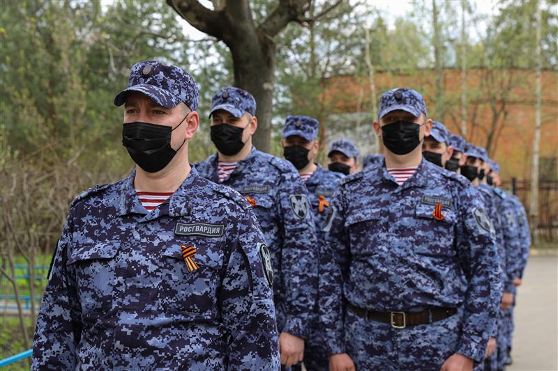 В Москве росгвардейцы провели акцию «Парад у дома ветерана»