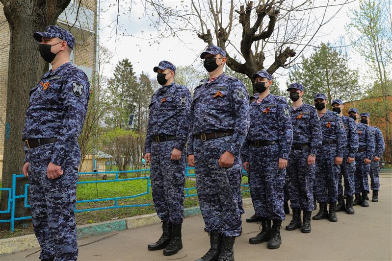 В Москве росгвардейцы провели акцию «Парад у дома ветерана»