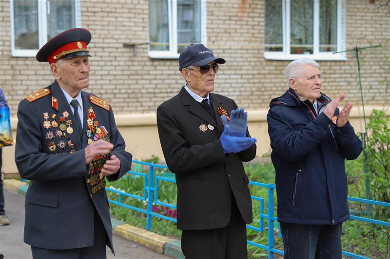 В Москве росгвардейцы провели акцию «Парад у дома ветерана»