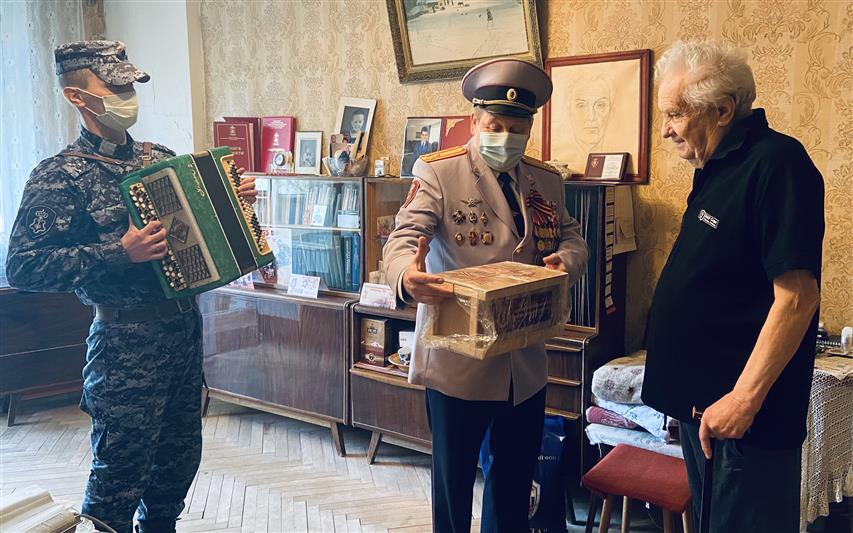 Сотрудники Центра специального назначения вневедомственной охраны Росгвардии поздравили ветеранов Великой Отечественной войны с 76-летием Победы