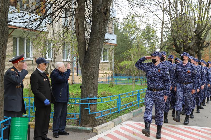 В Москве росгвардейцы провели акцию «Парад у дома ветерана»