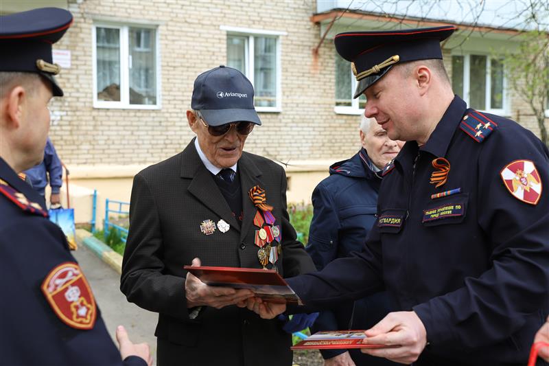 В Москве росгвардейцы провели акцию «Парад у дома ветерана»