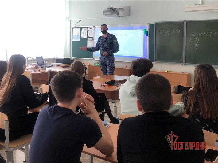 В Югре Росгвардия провела цикл встреч, посвященных подвигу солдат и офицеров Красной Армии,  для учащихся подшефных учреждений