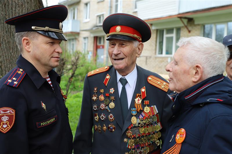 В Москве росгвардейцы провели акцию «Парад у дома ветерана»