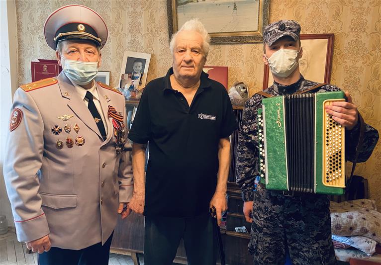 Сотрудники Центра специального назначения вневедомственной охраны Росгвардии поздравили ветеранов Великой Отечественной войны с 76-летием Победы