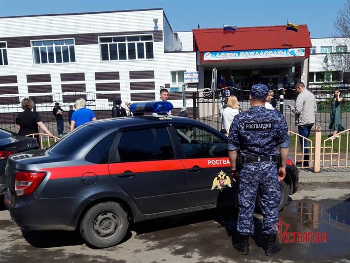 Росгвардия приняла участие в обеспечении безопасности последних звонков в учебных заведениях Урала