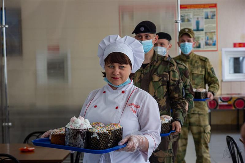 Повар Росгвардии из Саратова испекла пасхальные куличи для маленьких пациентов онкодиспансера (видео)