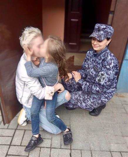 Калининградские росгвардейцы  вернули матери потерявшегося ребенка