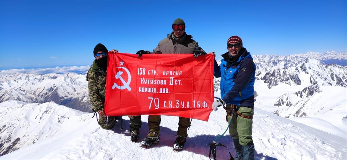 Офицеры саратовского СОБР Росгвардии водрузили копию Знамени Победы на вершине Казбека