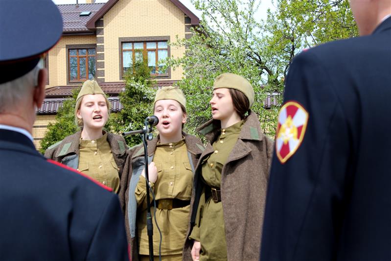 Донские росгвардейцы прошли парадным маршем у дома 95-летнего участника Великой Отечественной войны