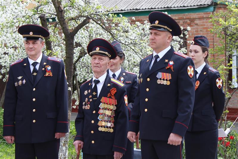 Донские росгвардейцы прошли парадным маршем у дома 95-летнего участника Великой Отечественной войны