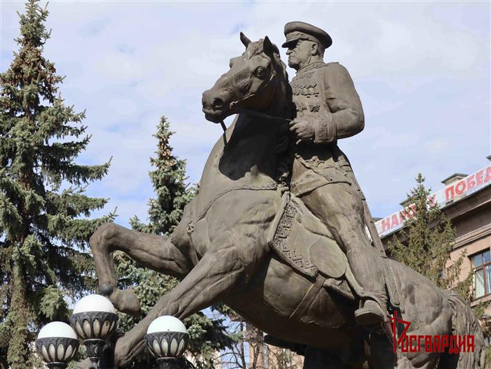 Начальник штаба — первый заместитель командующего Уральским округом Росгвардии принял участие в возложении цветов и венков к памятнику маршалу Победы — Георгию Жукову