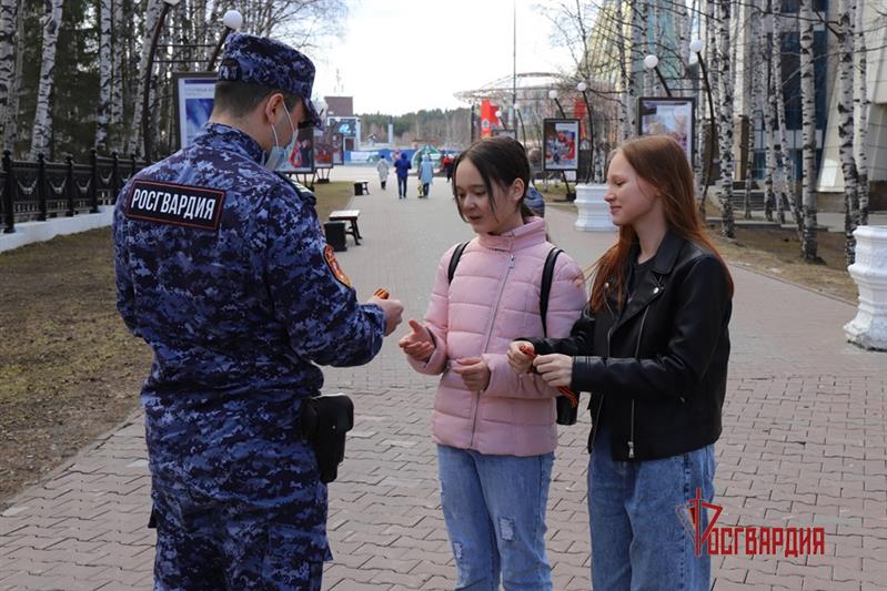 В Югре Росгвардия вручает жителям символ Победы - георгиевские ленточки