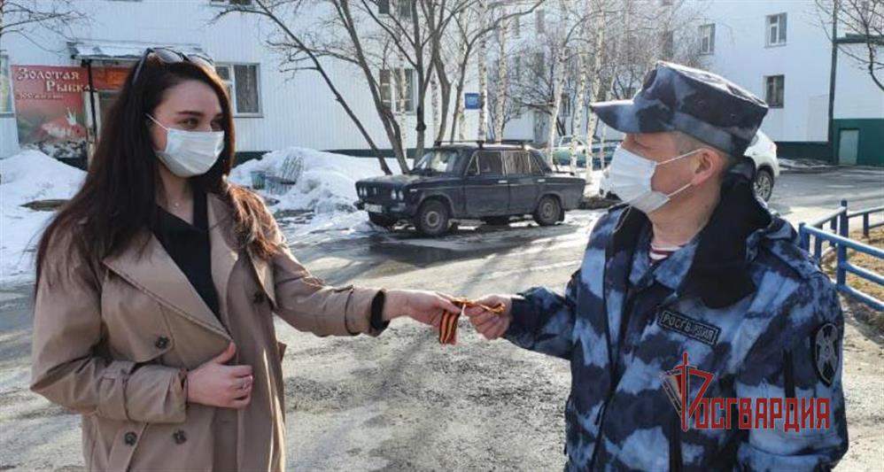 В Югре Росгвардия вручает жителям символ Победы - георгиевские ленточки