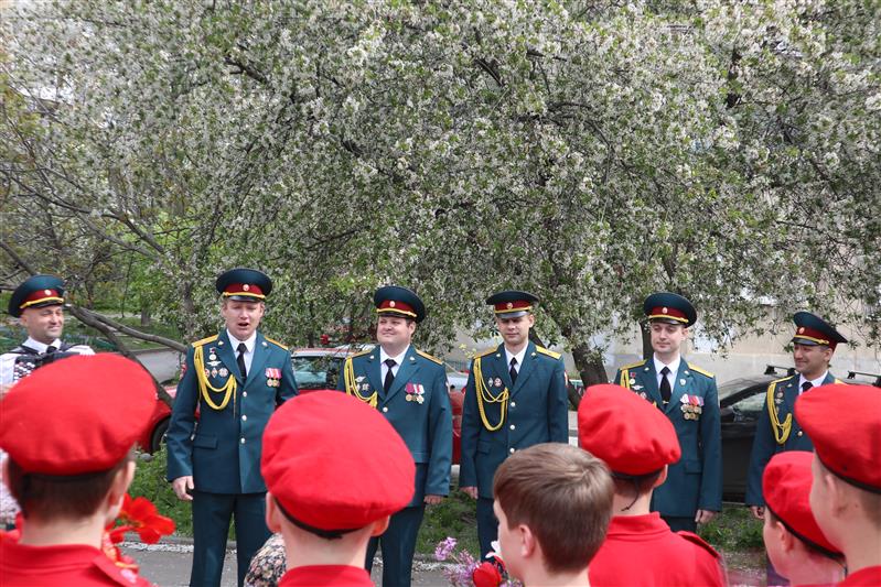 Военнослужащие Южного округа Росгвардии провели акцию «Парад у дома ветерана» в Ростове-на-Дону