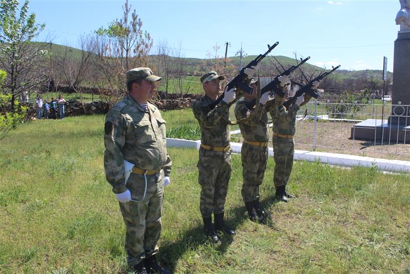 В Ростовской области росгвардейцы  и ветераны почтили память дважды Героя Советского Союза генерала Ивана Фесина