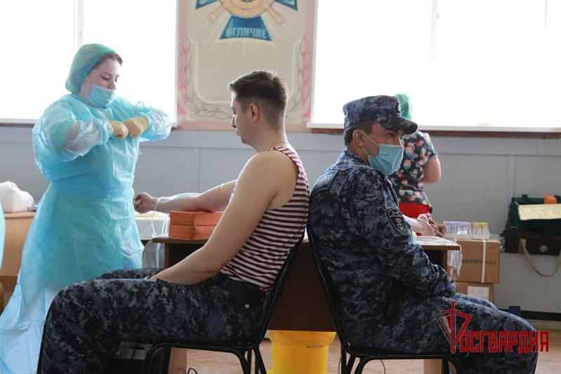 В преддверии Дня Победы челябинские росгвардейцы поддержали благотворительную донорскую акцию 