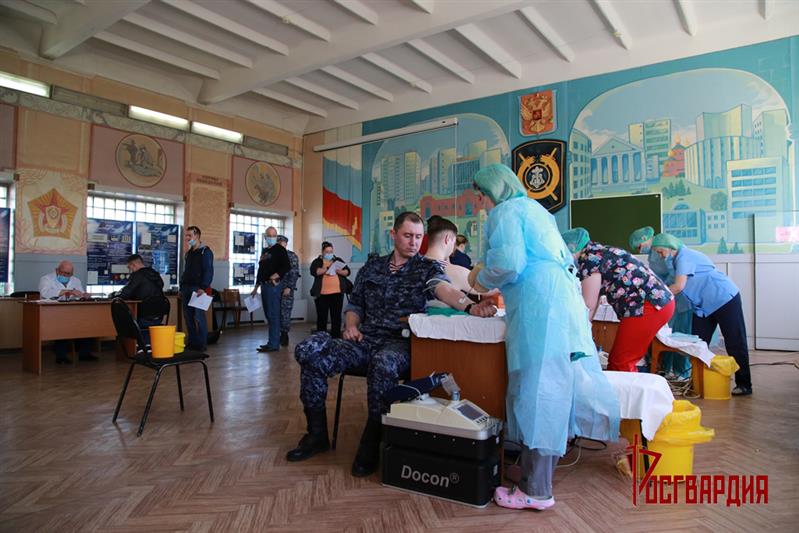 В преддверии Дня Победы челябинские росгвардейцы поддержали благотворительную донорскую акцию 