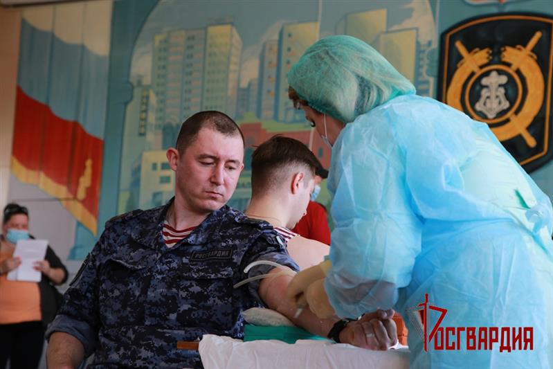 В преддверии Дня Победы челябинские росгвардейцы поддержали благотворительную донорскую акцию 