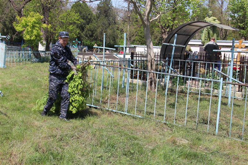 В Грозном военнослужащие Росгвардии благоустроили памятник красноармейцам, погибшим в годы Великой Отечественной войны