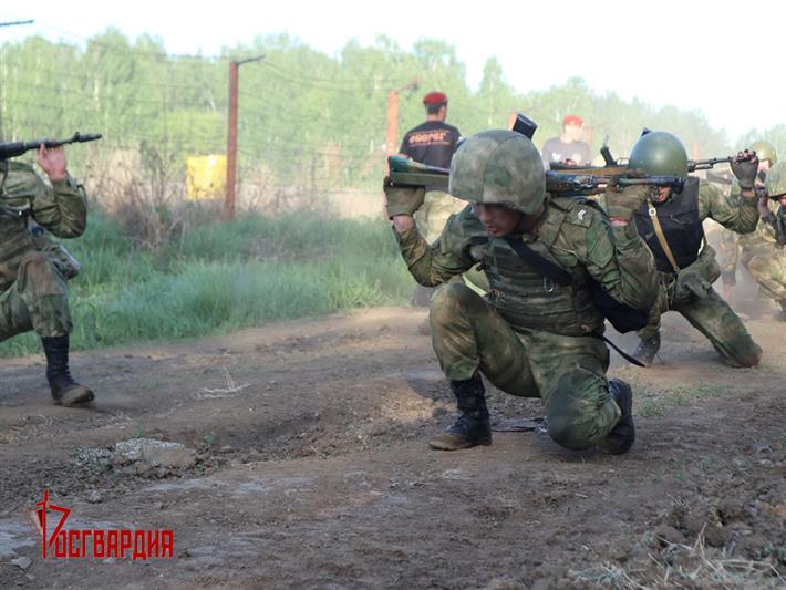 Военнослужащие Уральского округа Росгвардии стали обладателями краповых беретов