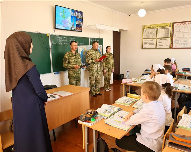 В Урус-Мартане военнослужащие Росгвардии провели Урок мужества для школьников