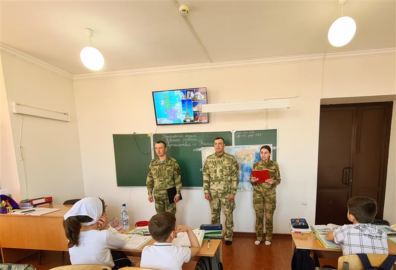 В Урус-Мартане военнослужащие Росгвардии провели Урок мужества для школьников