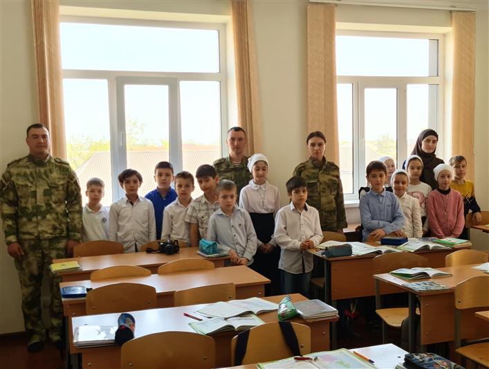 В Урус-Мартане военнослужащие Росгвардии провели Урок мужества для школьников